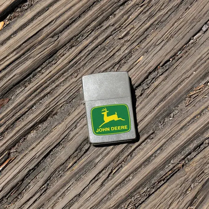 Zippo - John Deer Klassisk Logo - Street Chrome Lighter - Game-On.no