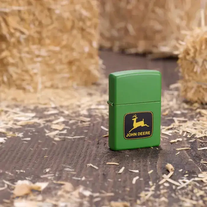 Zippo - John Deer Motiv - Moss Green Lighter - Game-On.no